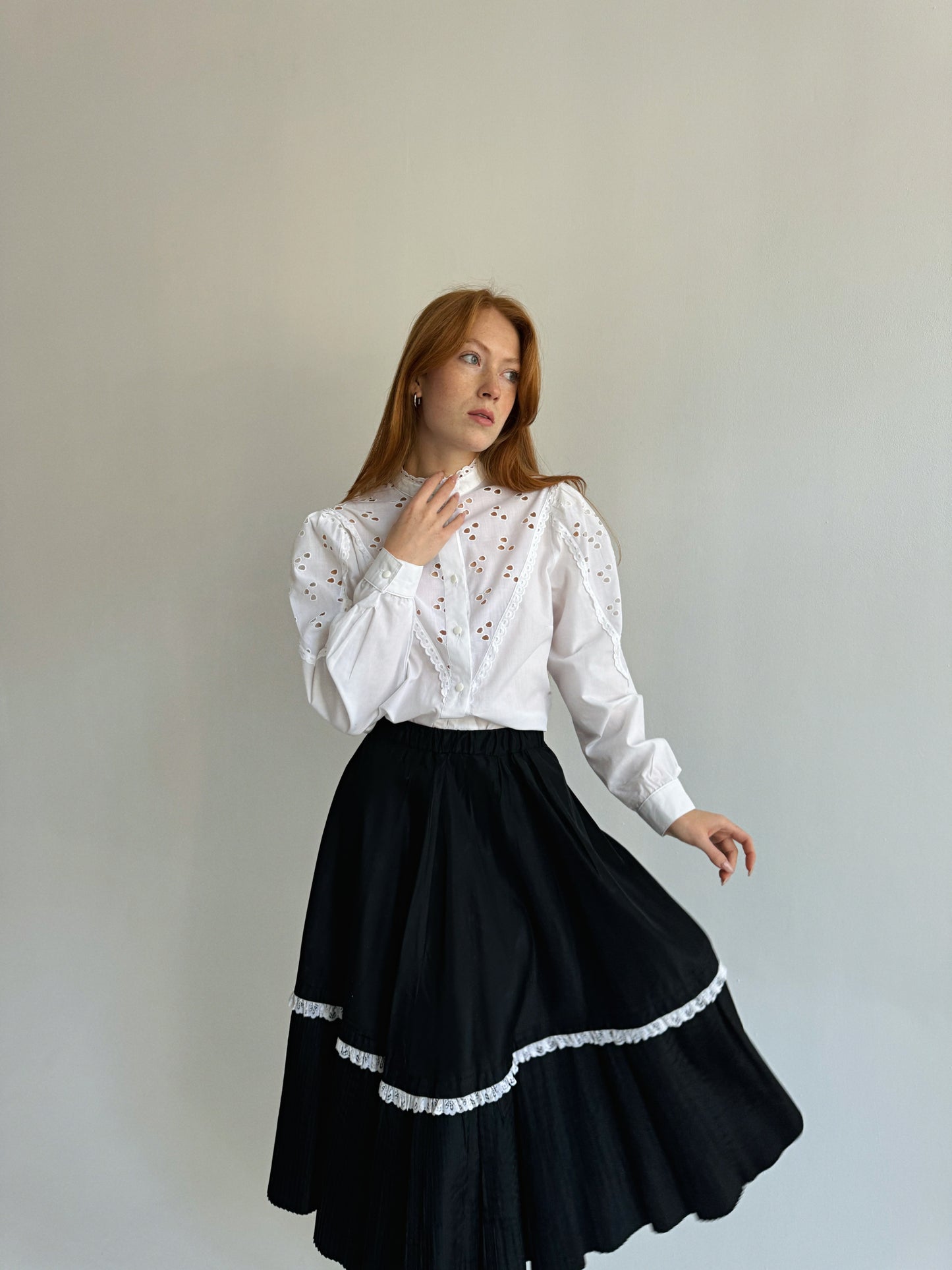 Vintage 100% cotton blouse with eyelet embroidery