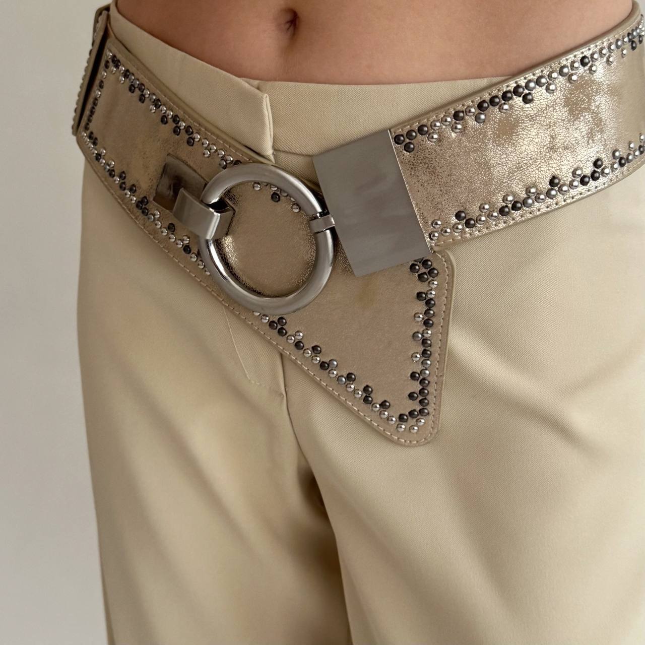 Vintage asymmetrical belt with circle buckle