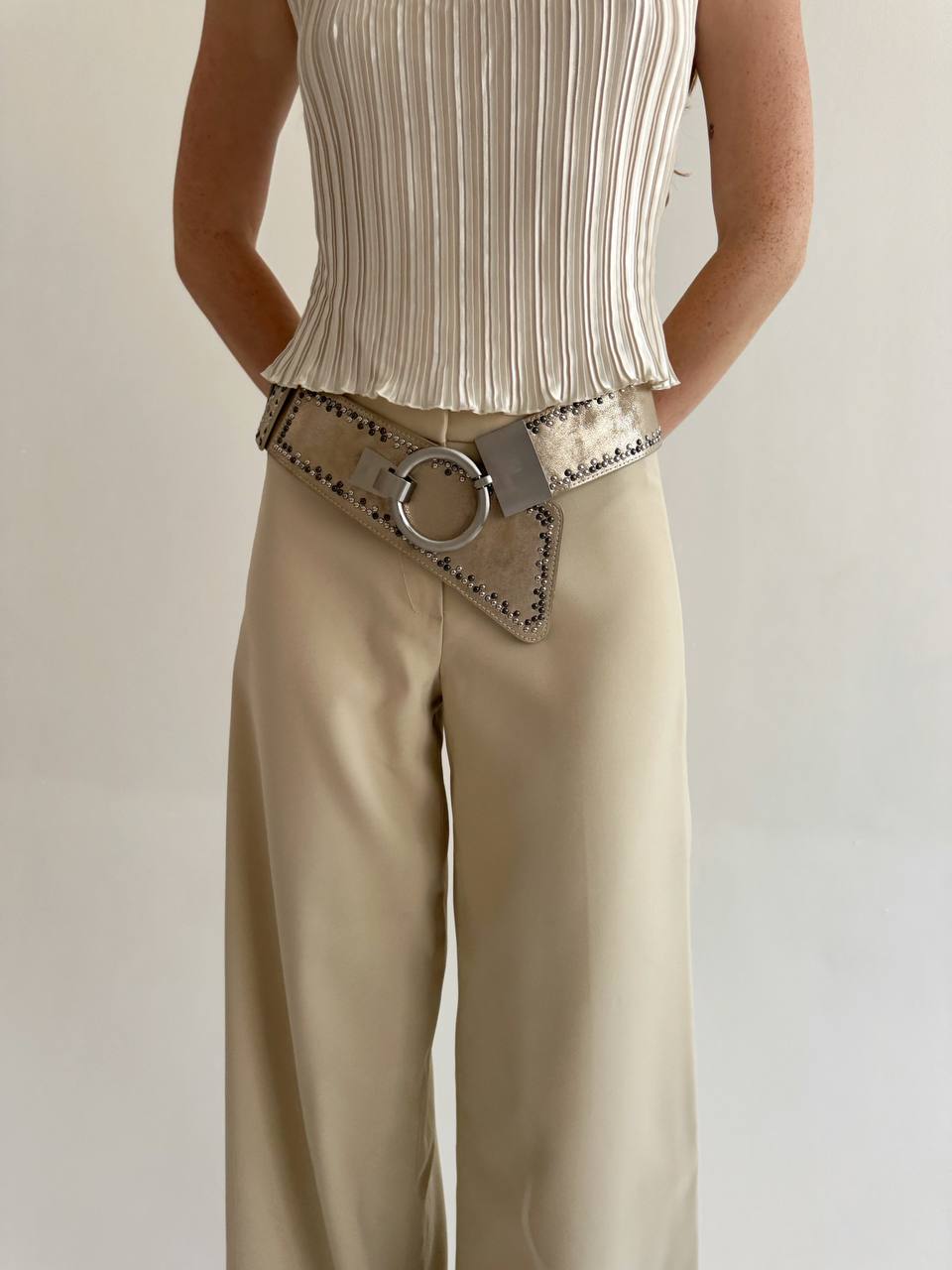 Vintage asymmetrical belt with circle buckle
