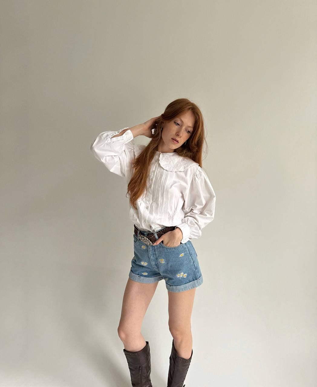 Vintage high waisted shorts with daisies embroidery