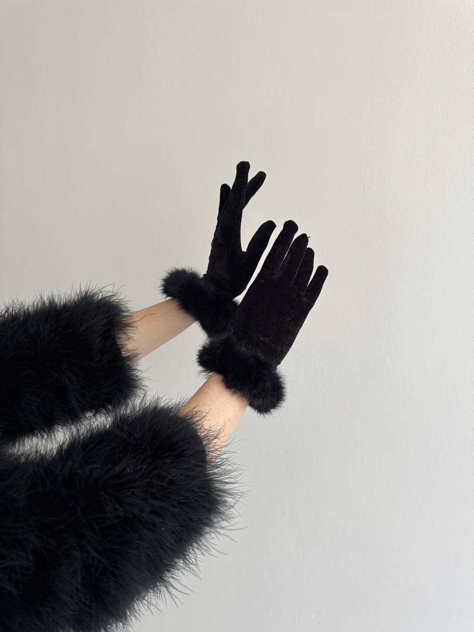 Vintage black velvet gloves with real fur