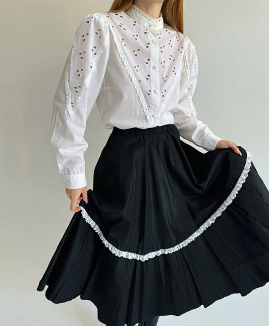 Vintage 100% cotton blouse with eyelet embroidery