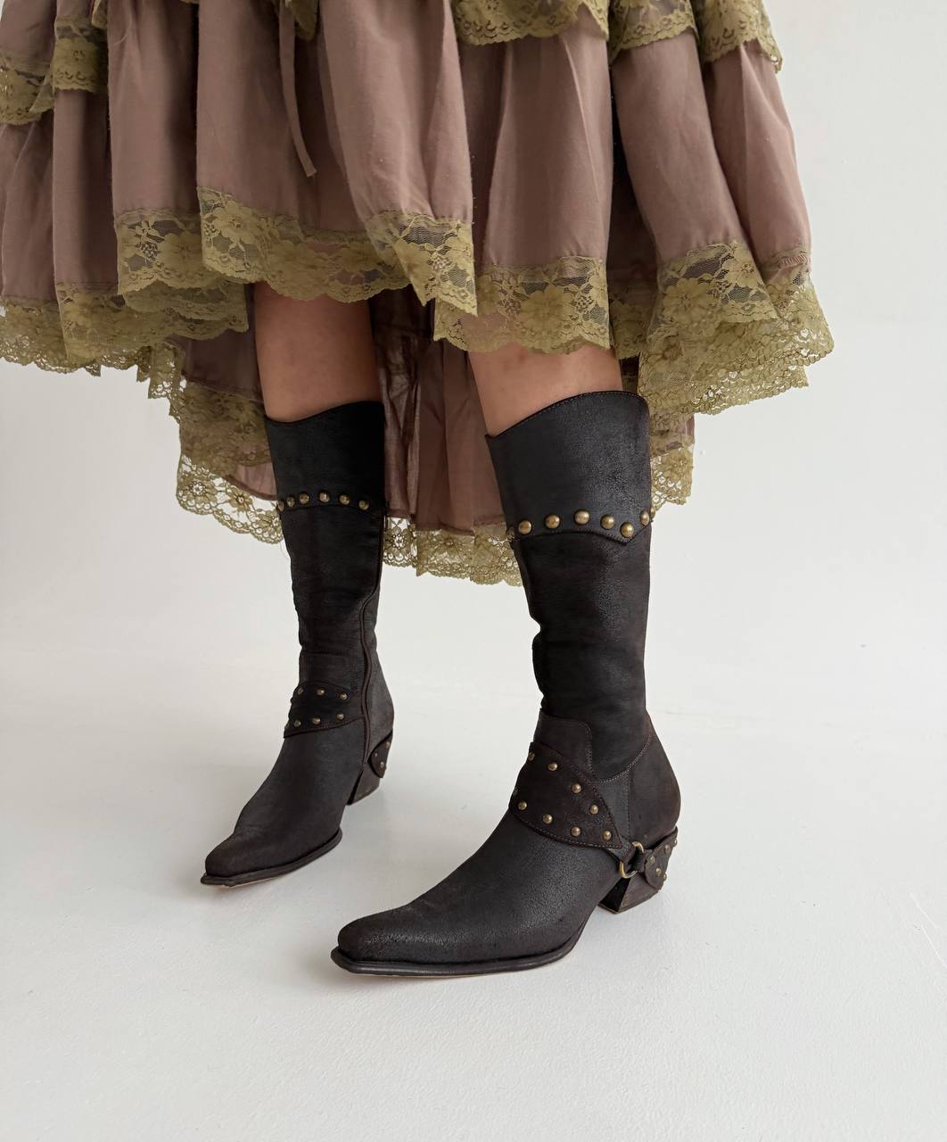 Vintage brown pointy boots with belts