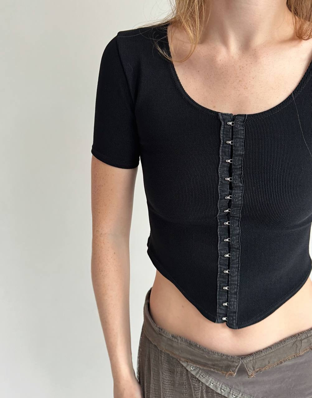 Y2K black ribbed busk closure crop top