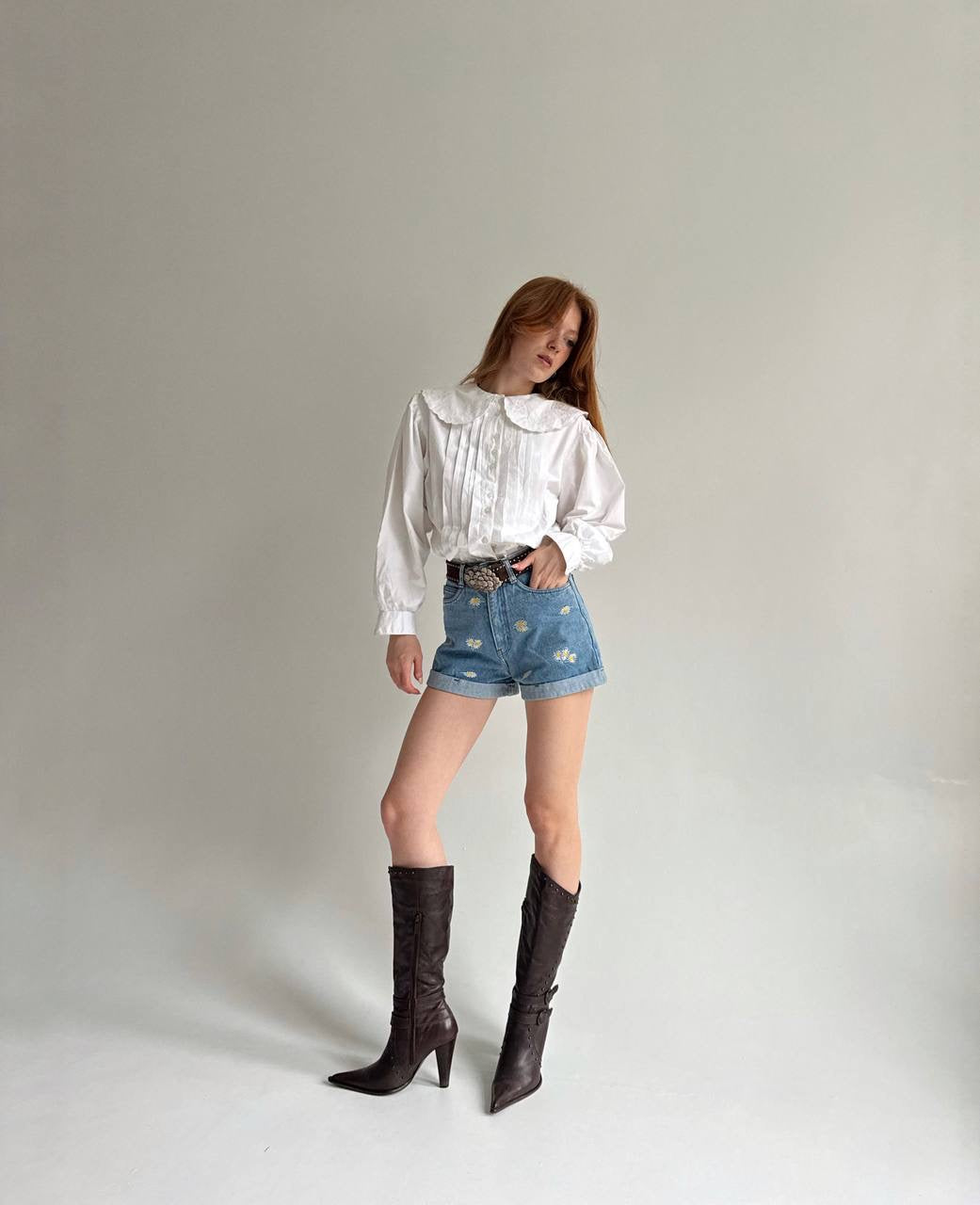 Vintage high waisted shorts with daisies embroidery