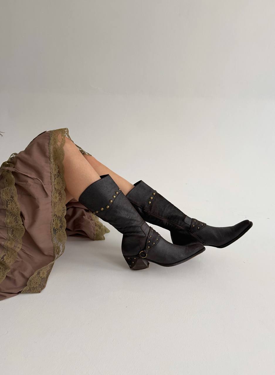 Vintage brown pointy boots with belts