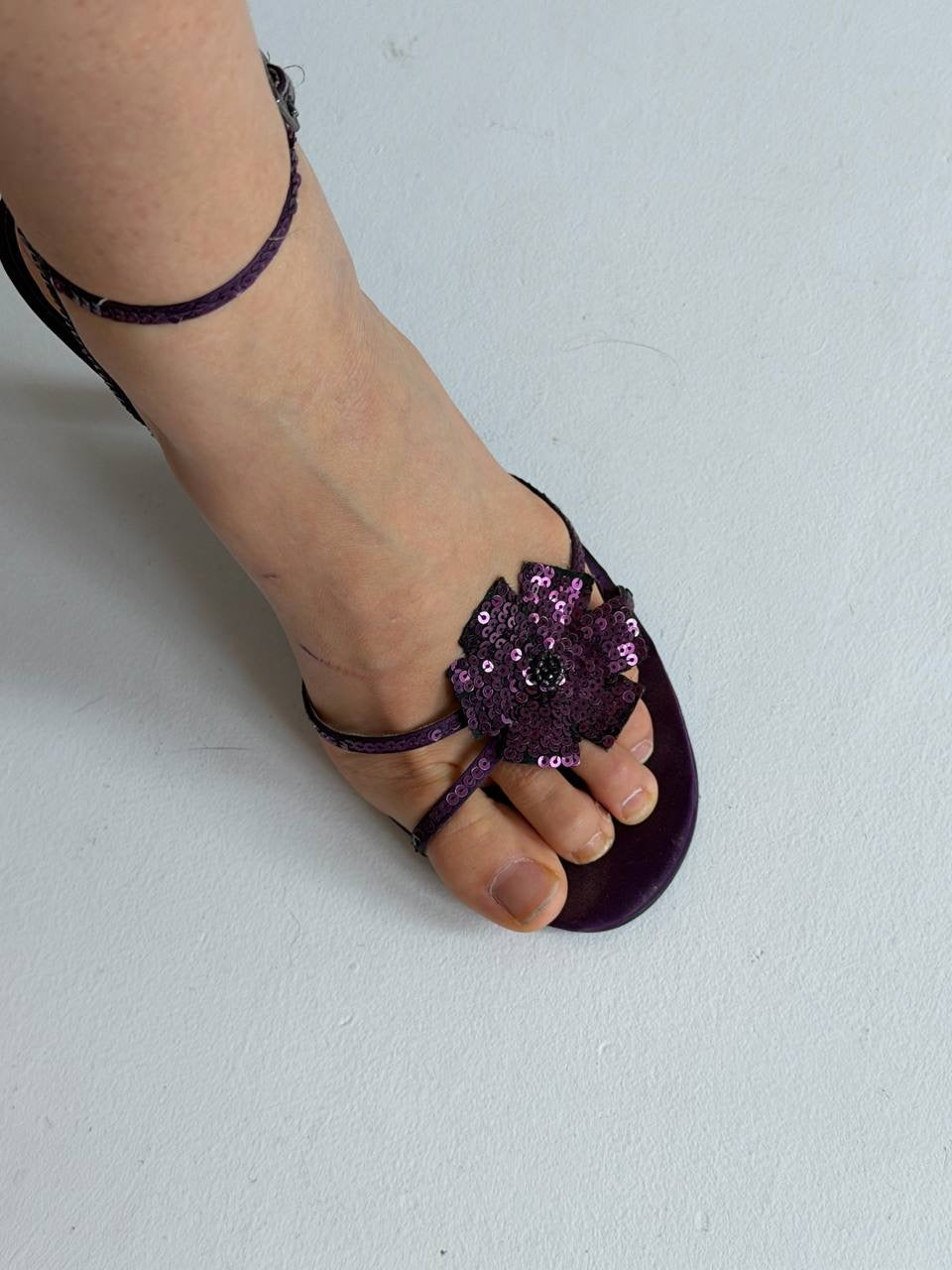 Vintage purple glossy sandals