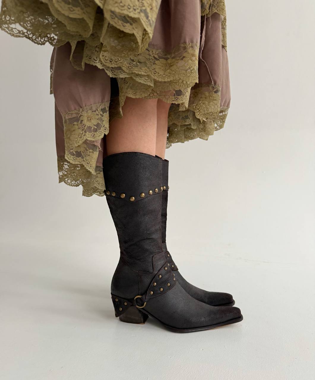 Vintage brown pointy boots with belts