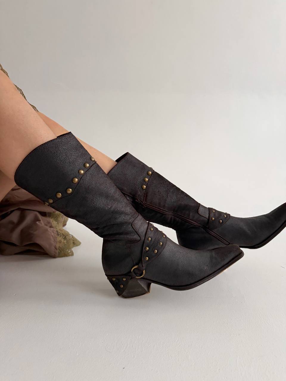 Vintage brown pointy boots with belts