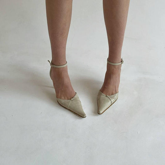 Vintage beige pointy heels