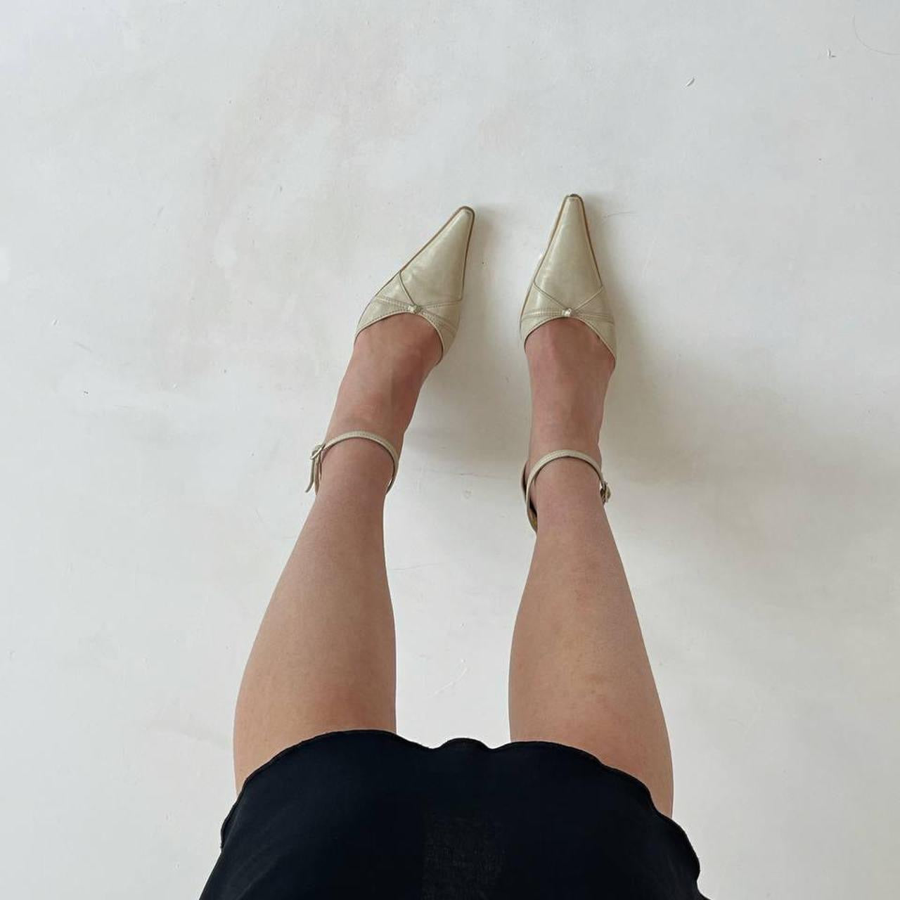 Vintage beige pointy heels