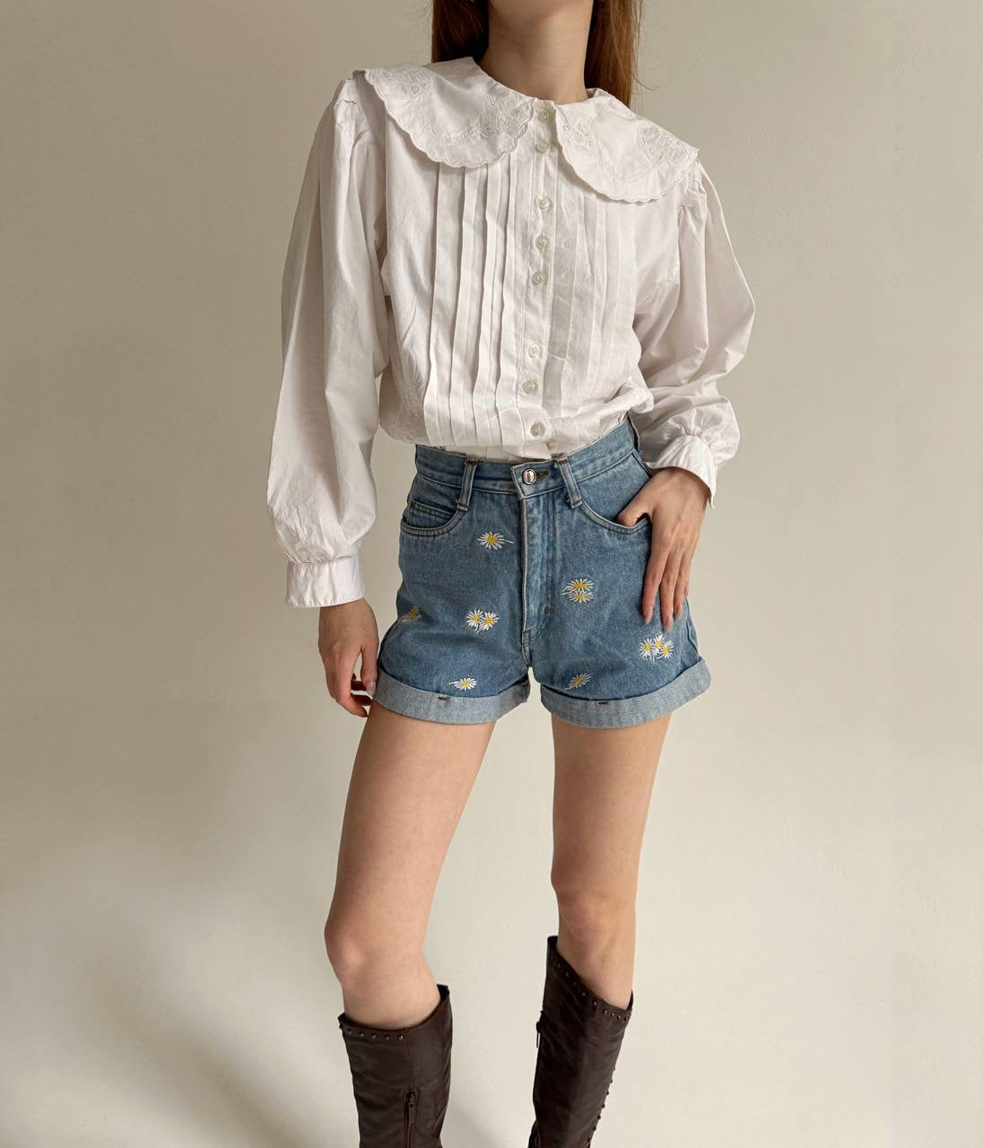 Vintage high waisted shorts with daisies embroidery