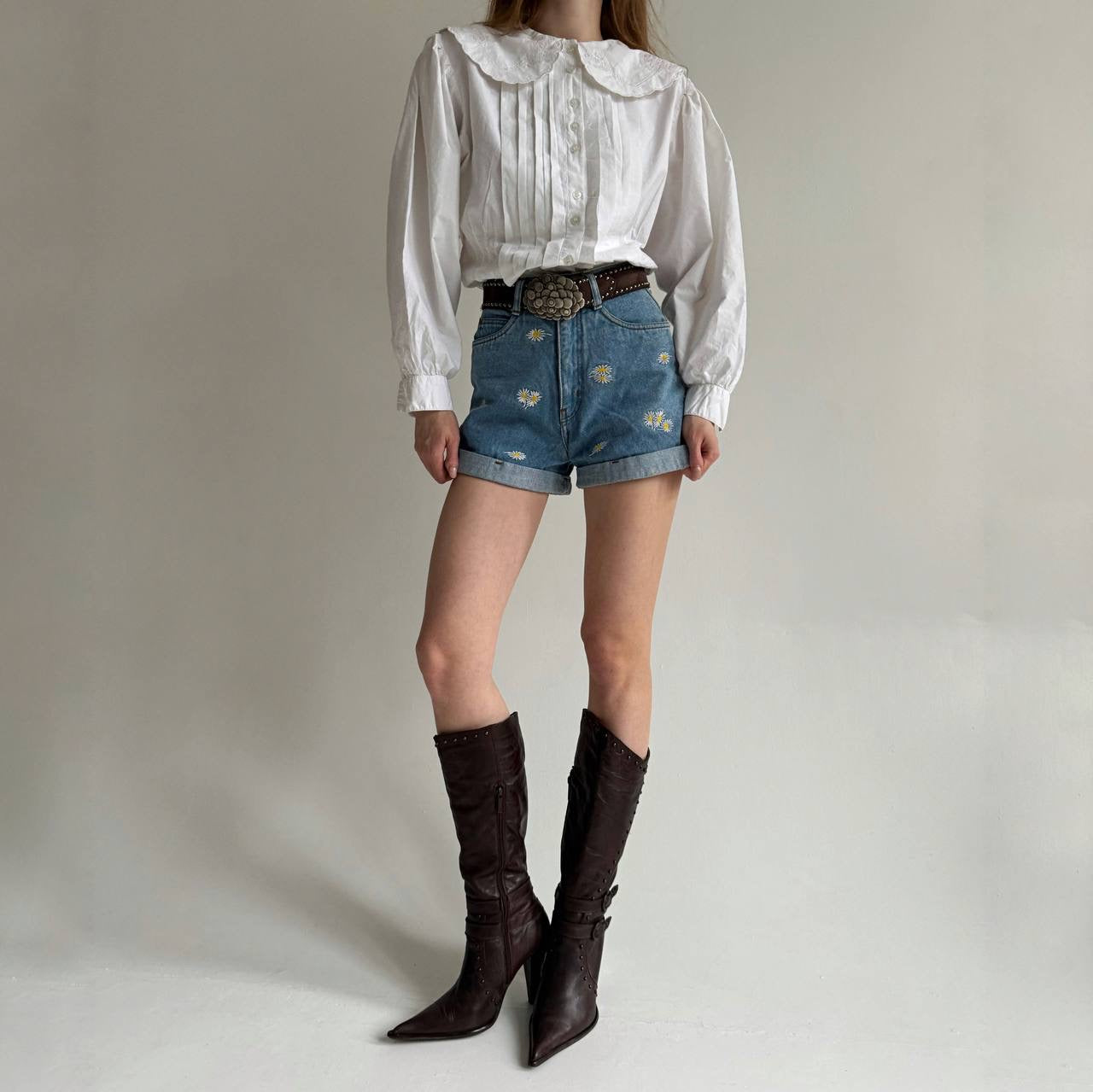 Vintage high waisted shorts with daisies embroidery