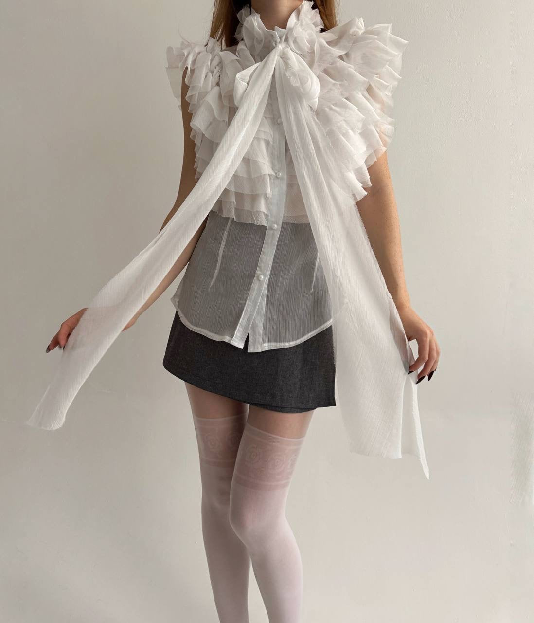 Vintagewhite blouse with raw trim ruffles