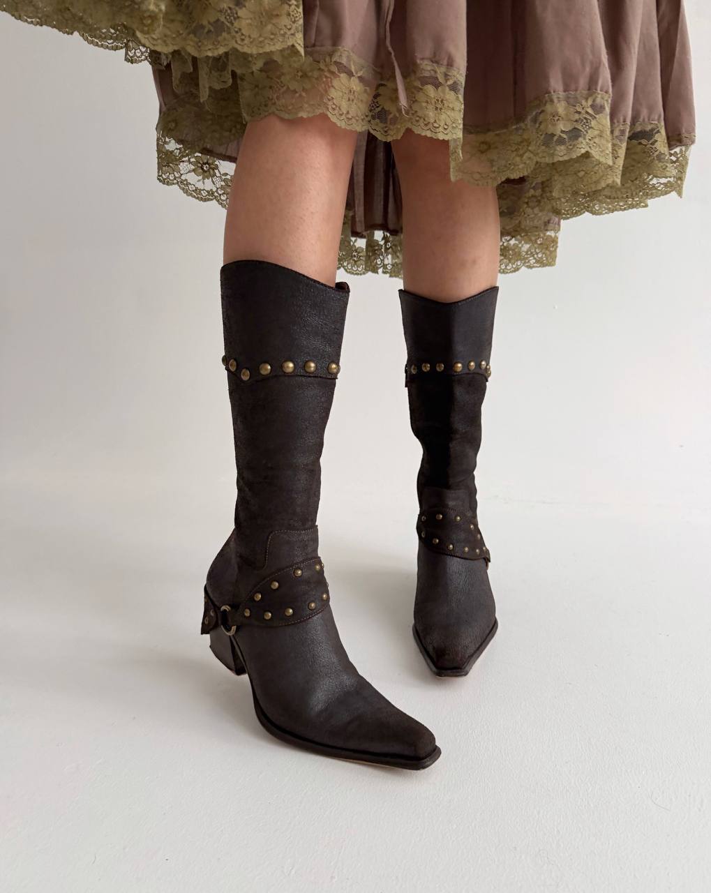 Vintage brown pointy boots with belts