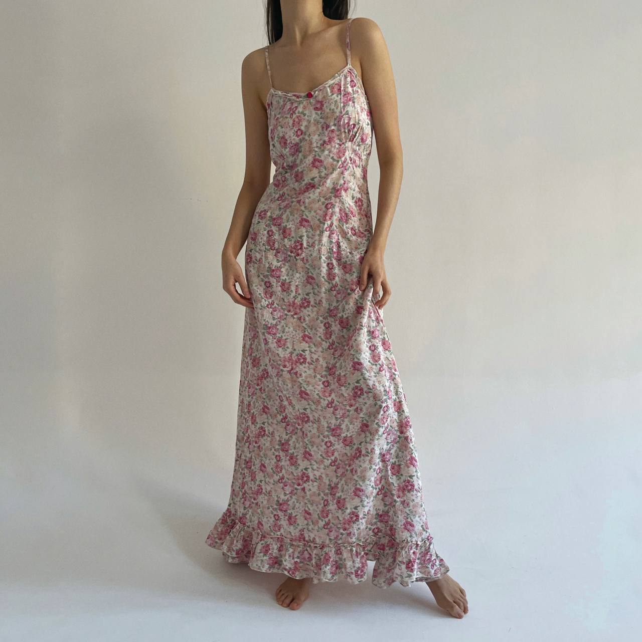 Long maxi dress with pink flower pattern and ruched bottom