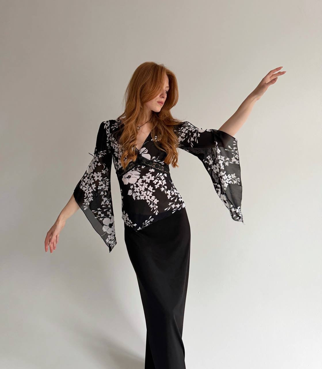 Vintage black & white floral semi blouse