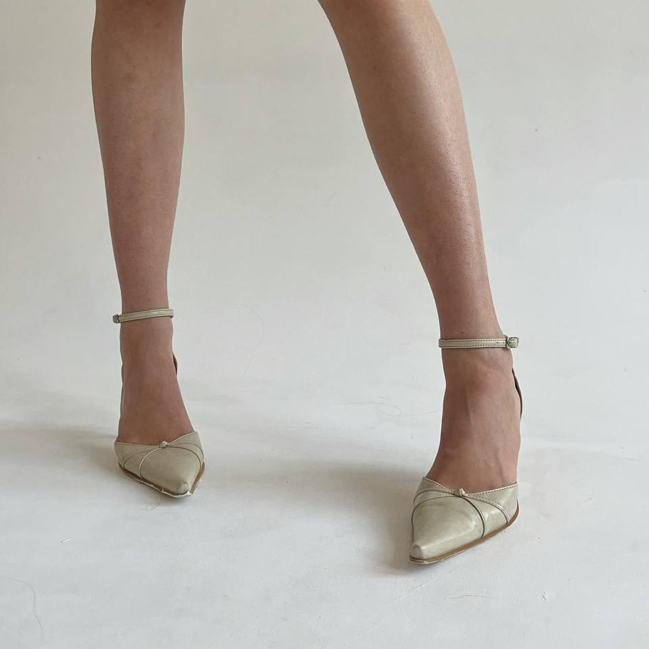 Vintage beige pointy heels