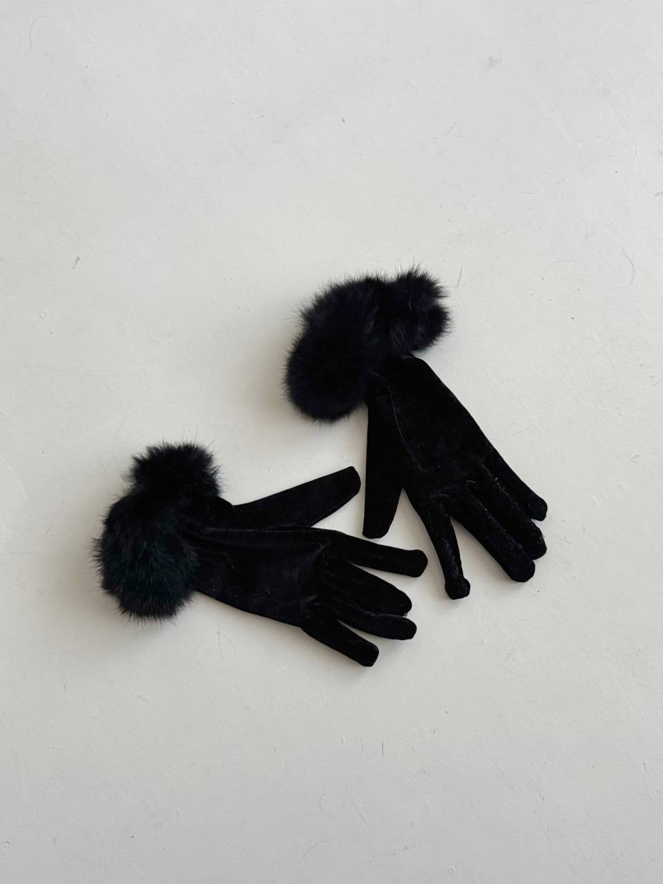 Vintage black velvet gloves with real fur