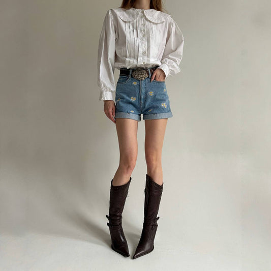 Vintage high waisted shorts with daisies embroidery