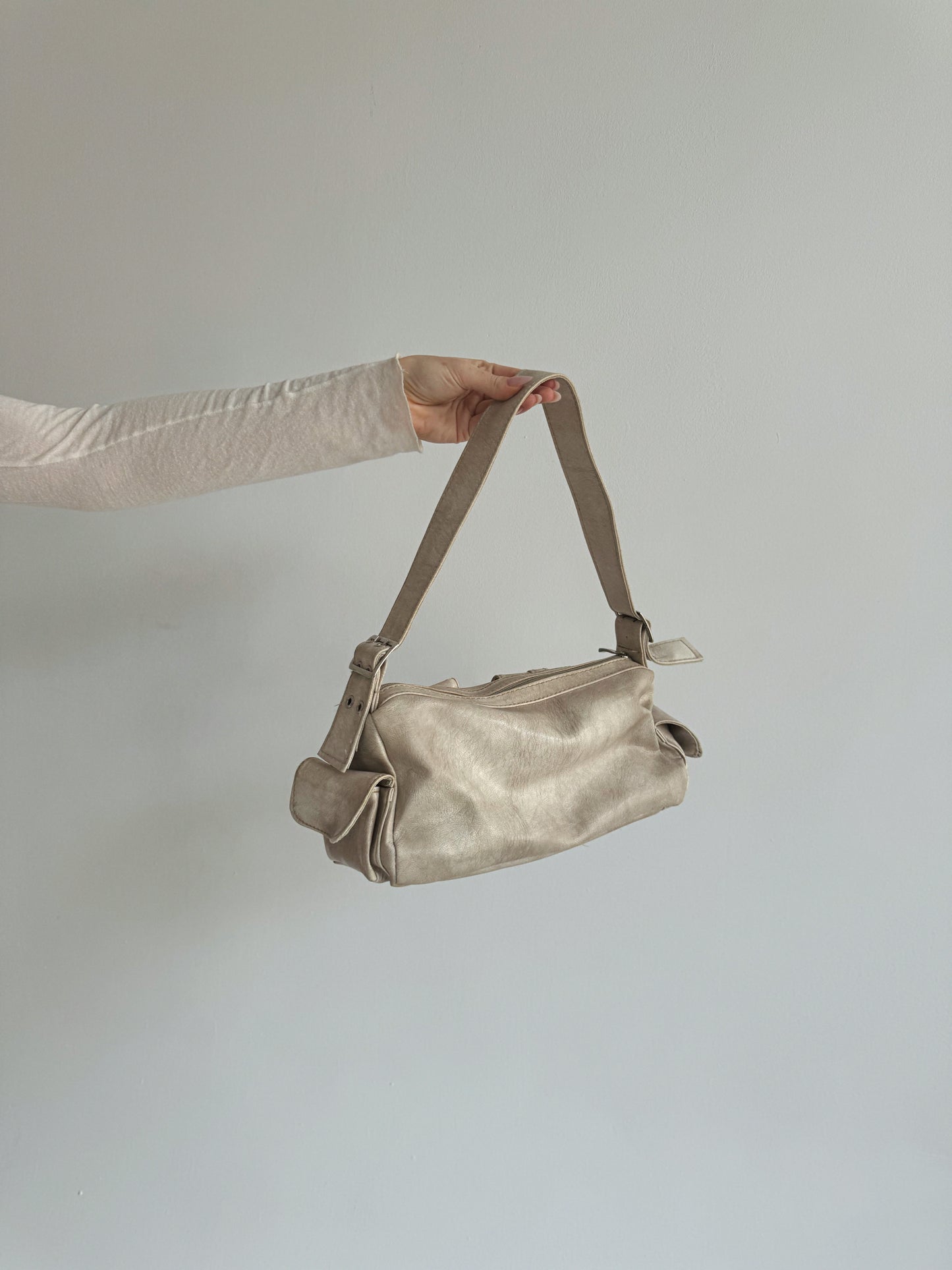 Vintage distressed milky shoulder bag