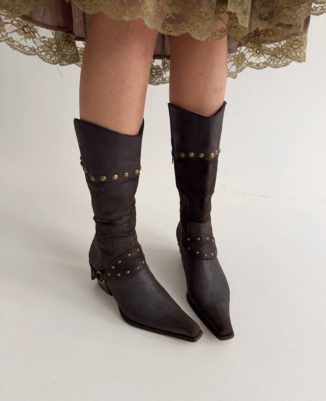Vintage brown pointy boots with belts