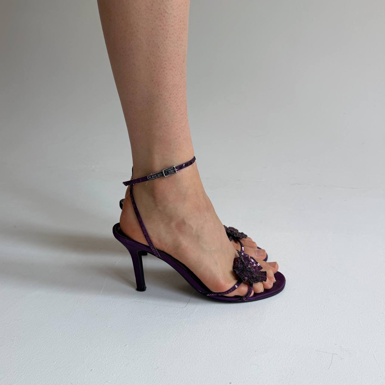 Vintage purple glossy sandals
