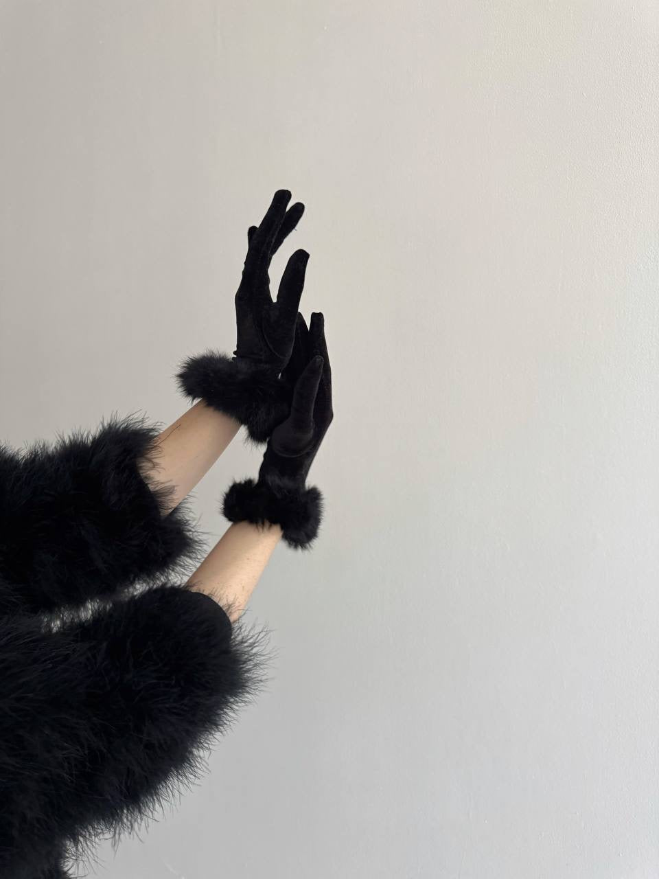 Vintage black velvet gloves with real fur