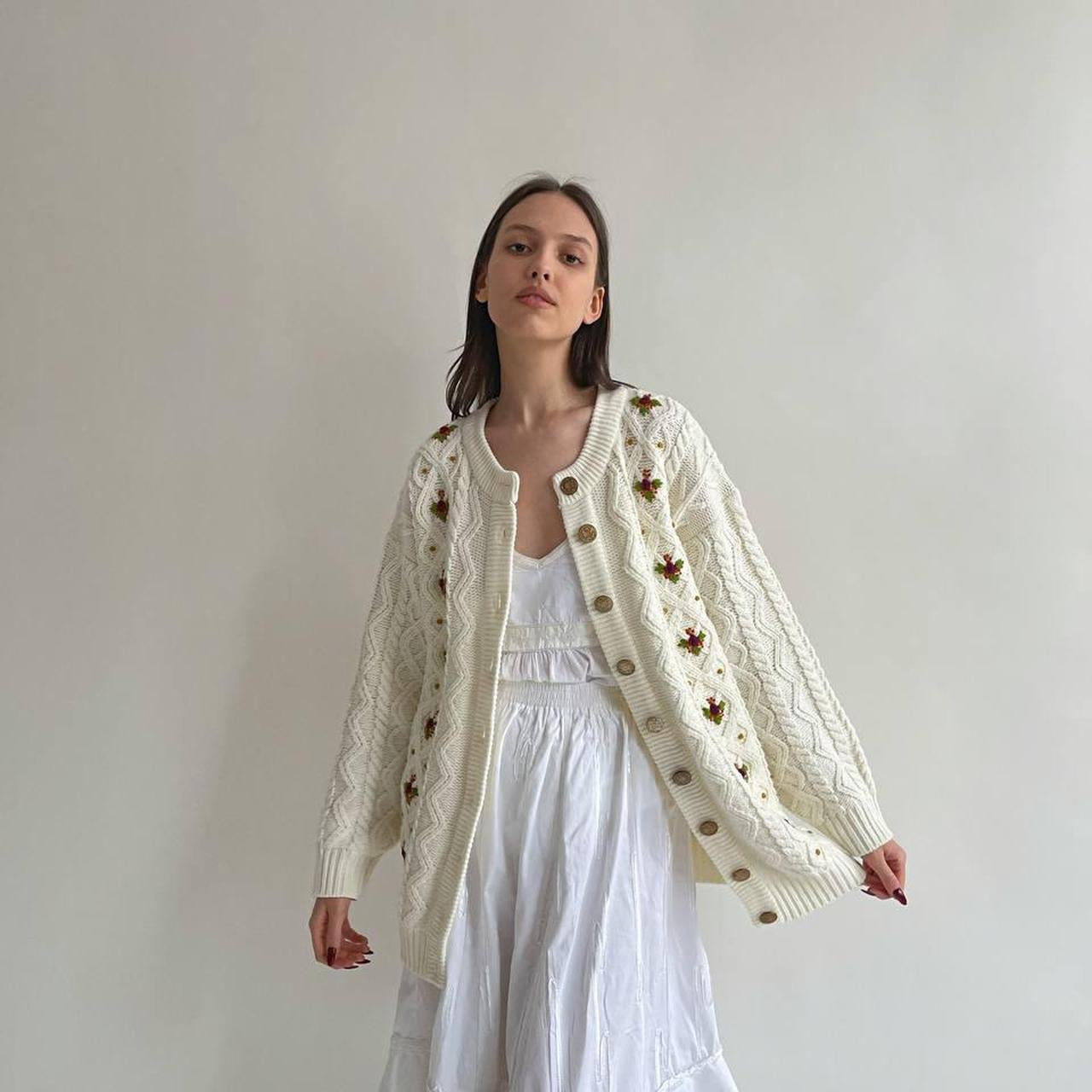 Vintage thick knitted cardigan with flower embroidery