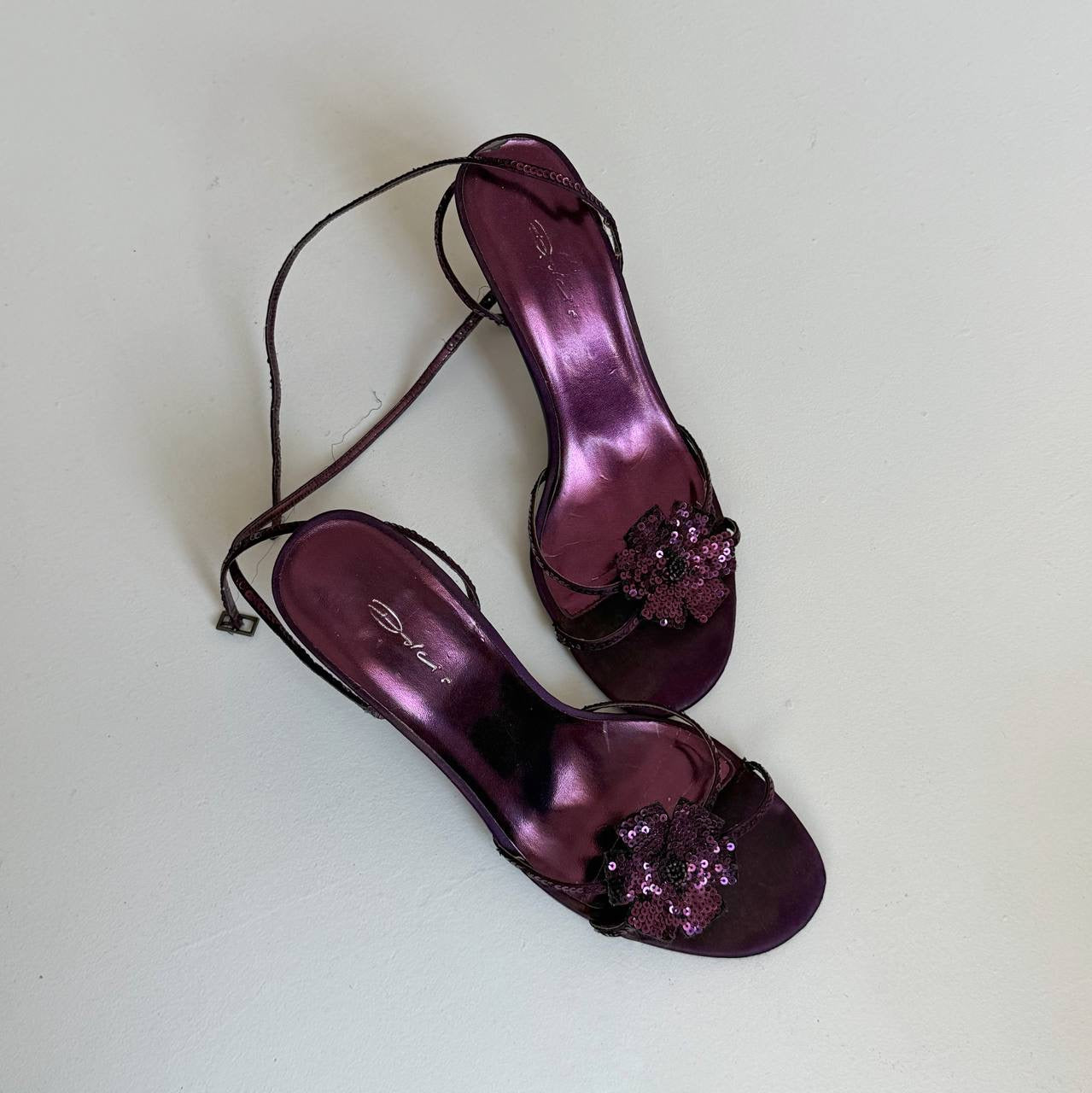 Vintage purple glossy sandals