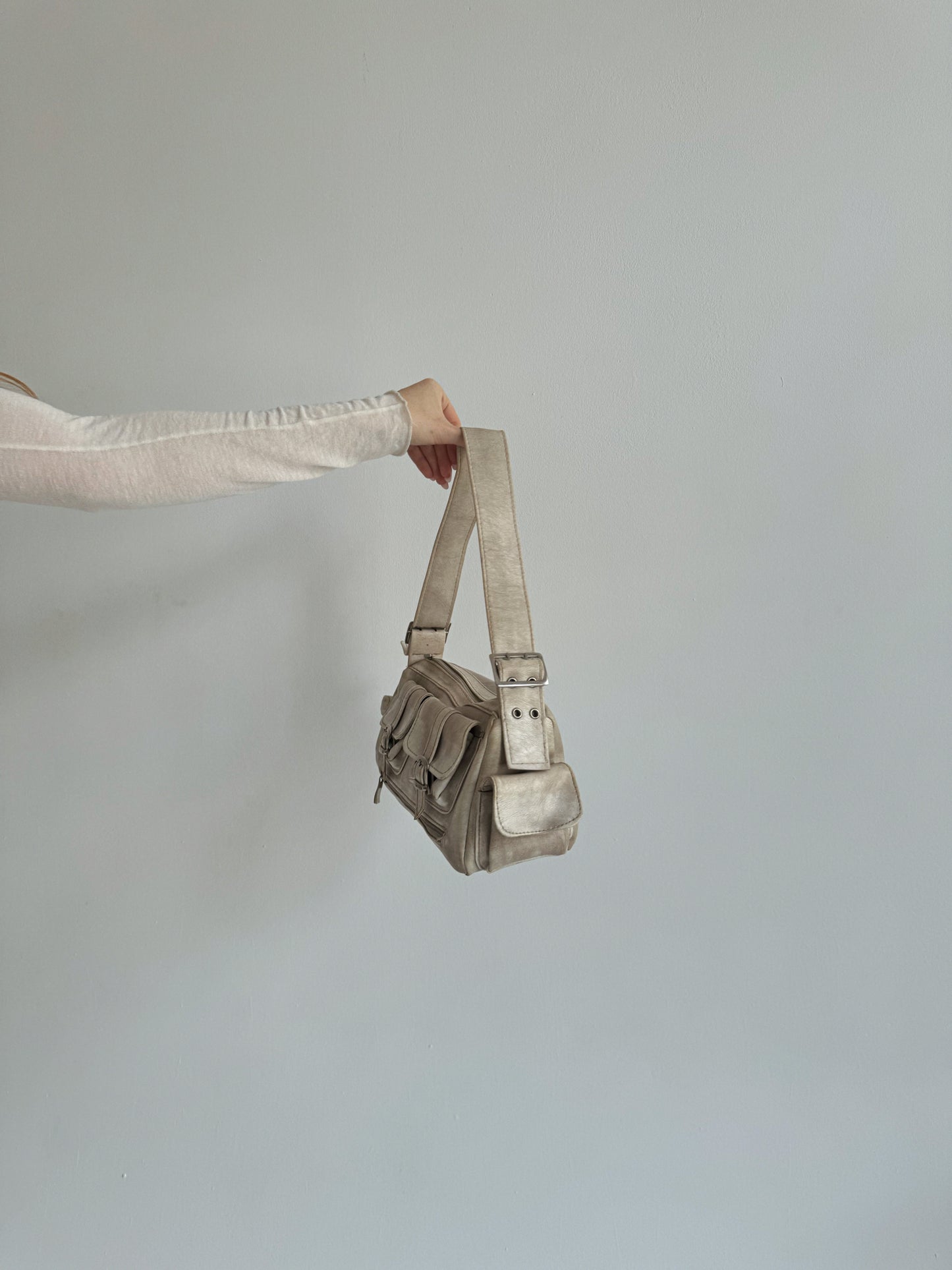 Vintage distressed milky shoulder bag