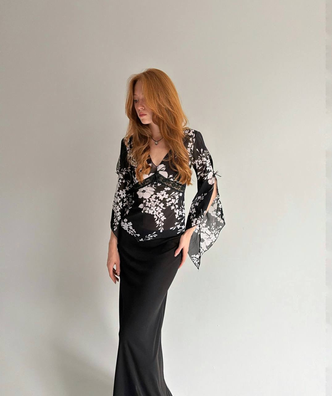 Vintage black & white floral semi blouse