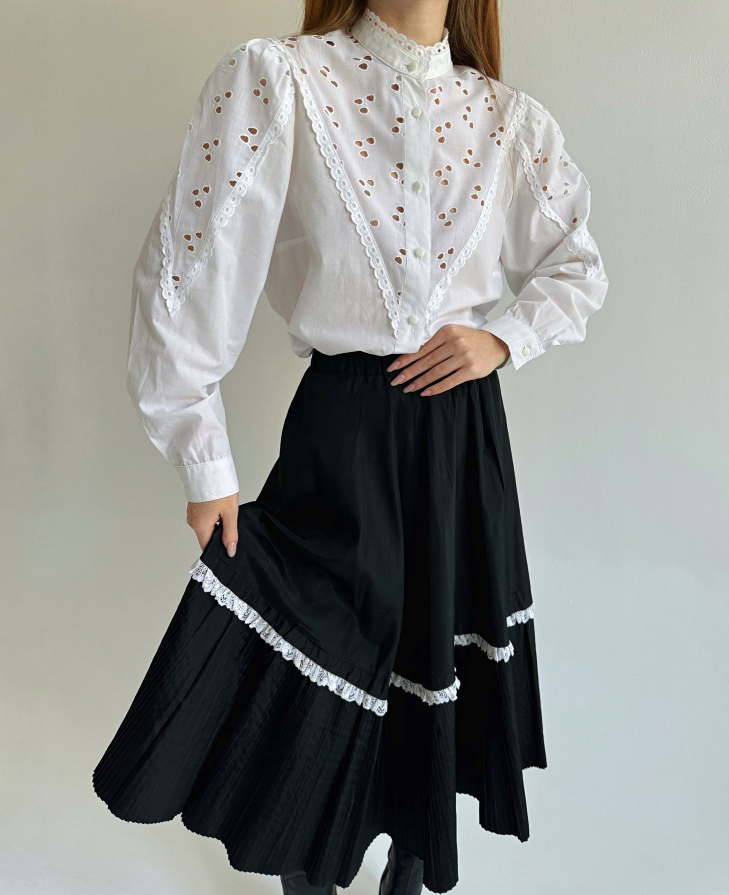 Vintage 100% cotton blouse with eyelet embroidery