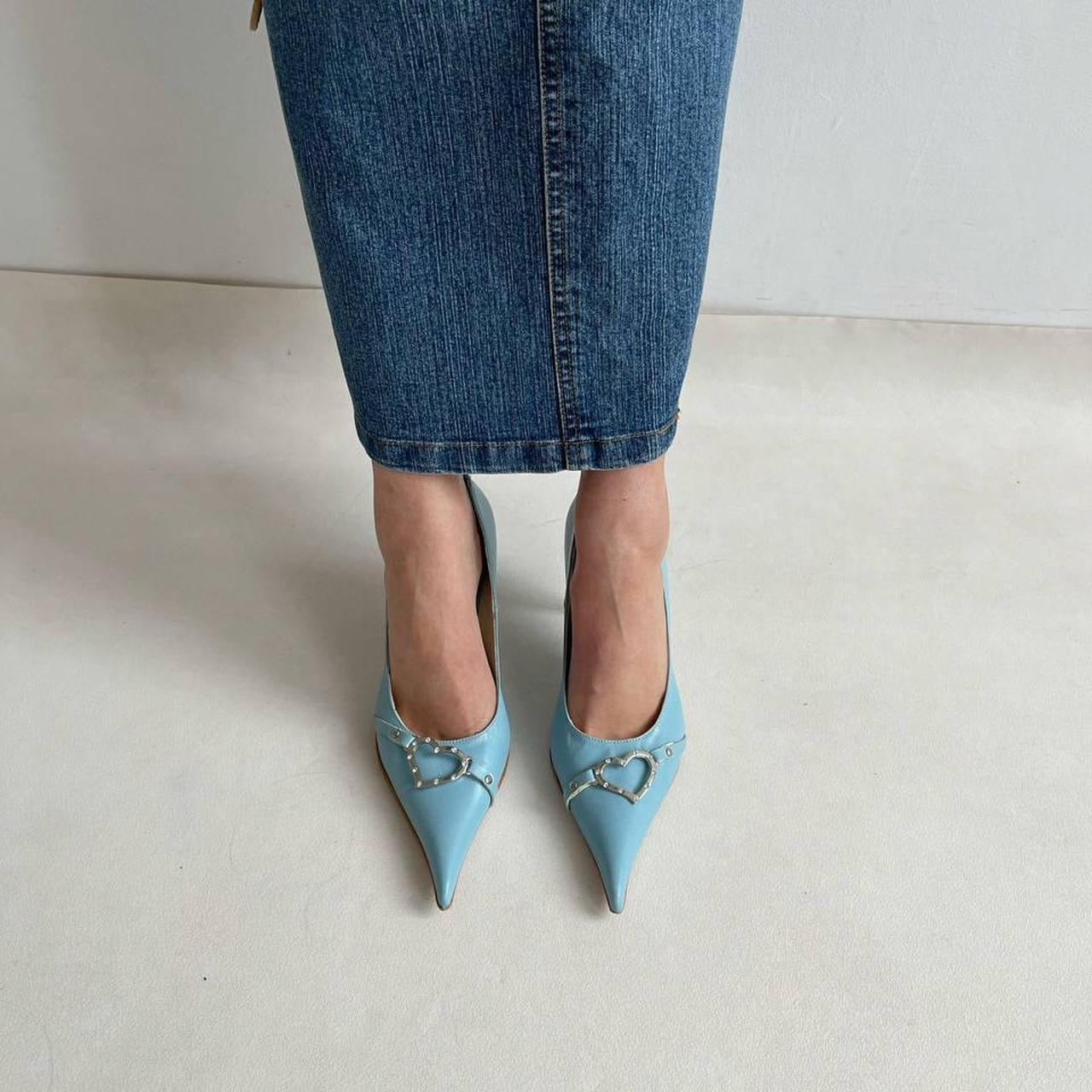 Vintage leather pointy heels in blue with heart shaped buckles