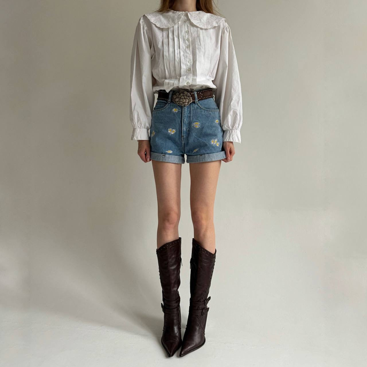 Vintage high waisted shorts with daisies embroidery