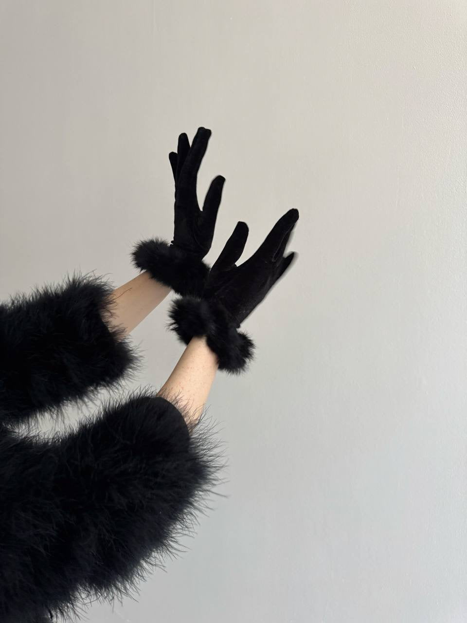 Vintage black velvet gloves with real fur