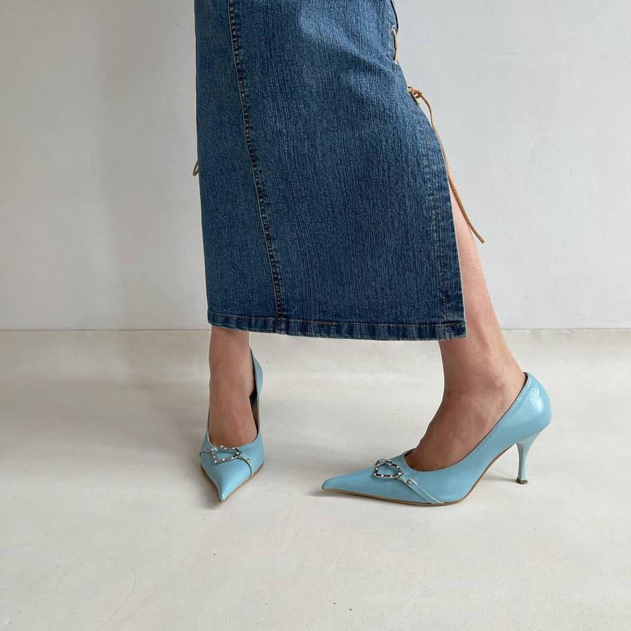 Vintage leather pointy heels in blue with heart shaped buckles