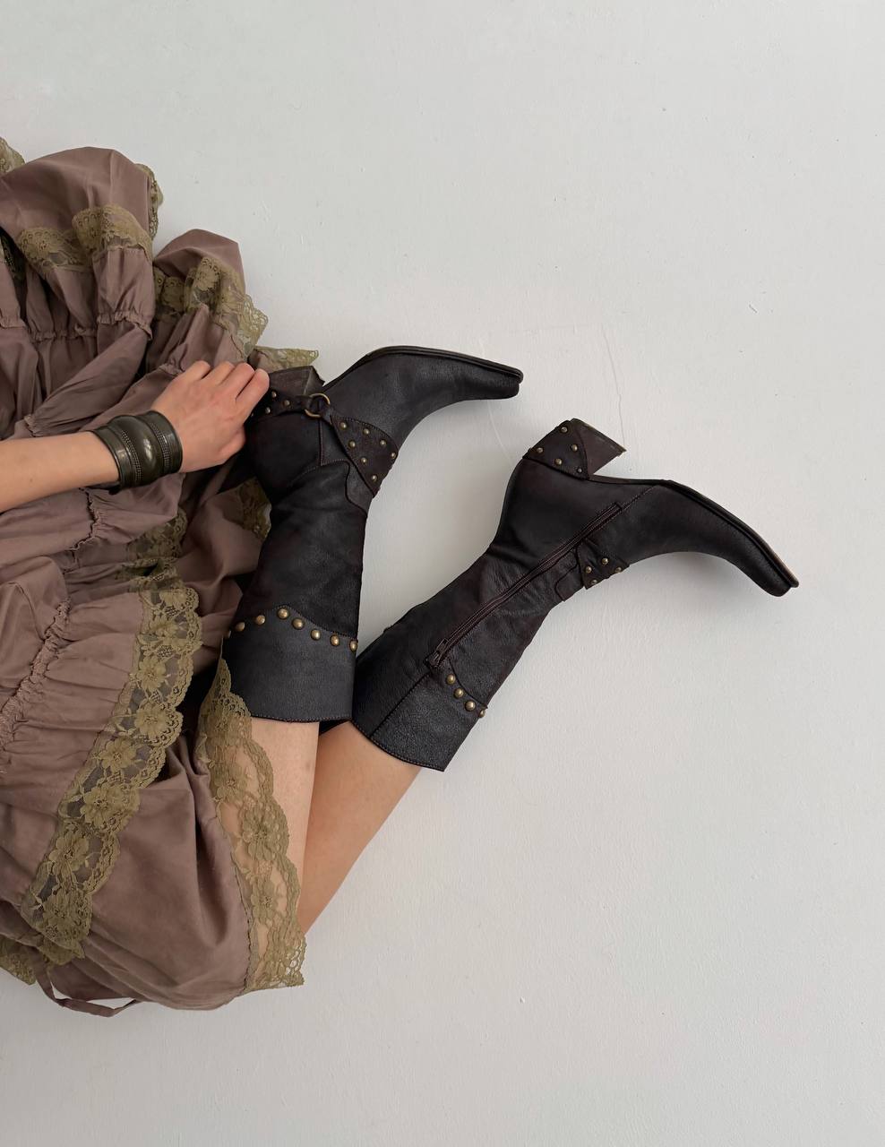Vintage brown pointy boots with belts