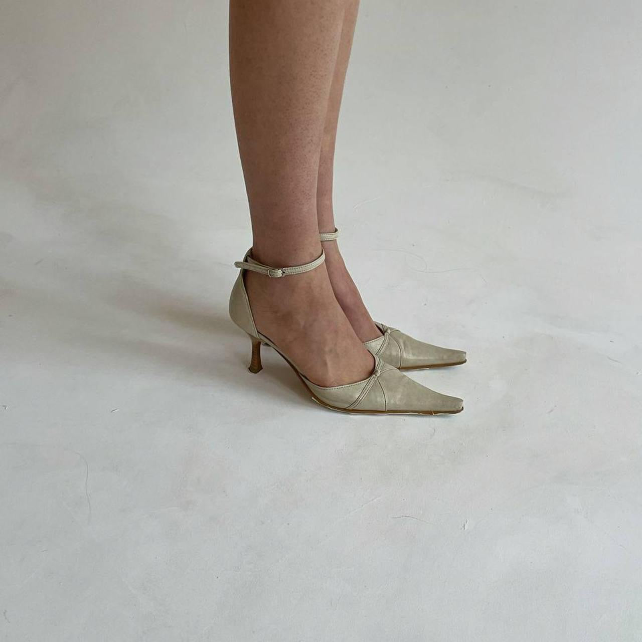 Vintage beige pointy heels